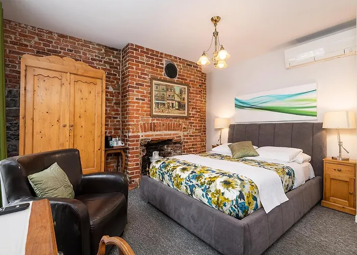 Le Coureur Des Bois Bed & Breakfast Quebec City