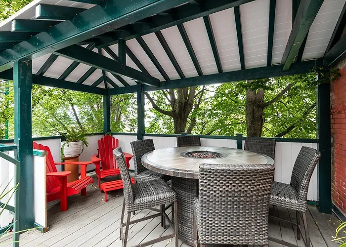 Le Coureur Des Bois Bed & Breakfast Quebec City